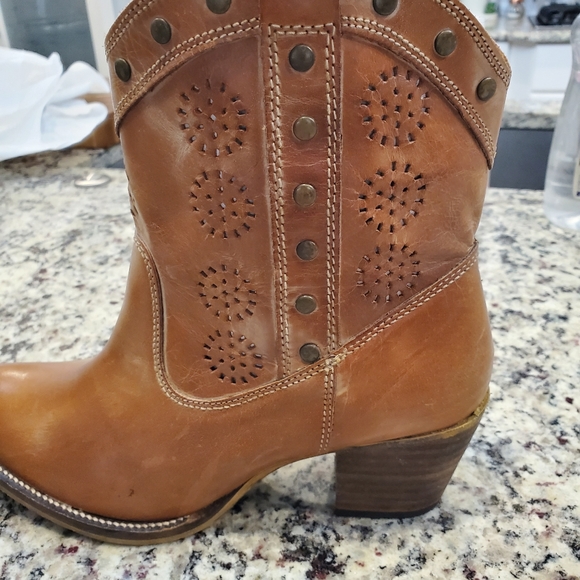 Distressed Dingo Boots - Picture 3 of 10
